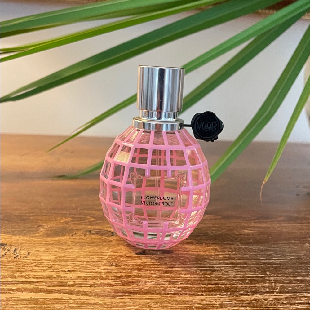 VIKTOR & ROLF Flowerbomb La Vie en Rose
1.7 oz.